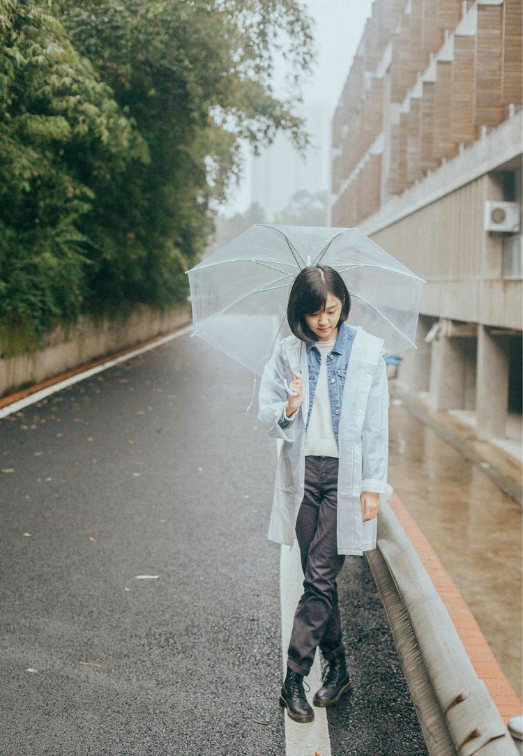 点击大图看下一张：清新短发雨伞女孩雨季甜美迷人写真