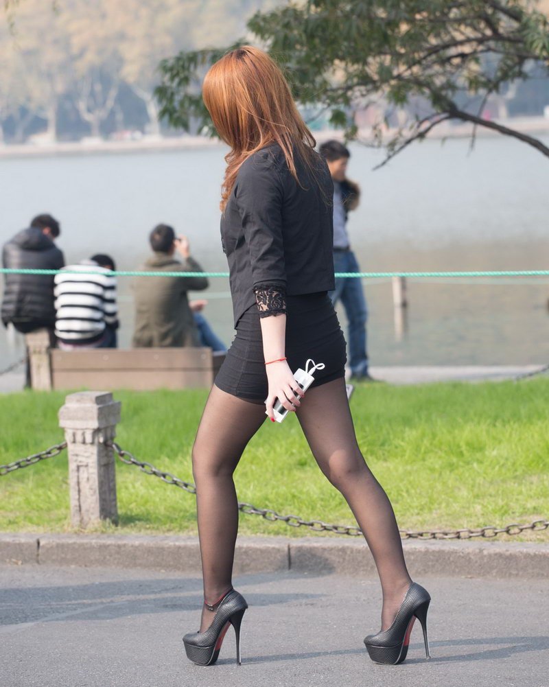 点击大图看下一张：制服短裙美女公园街拍黑丝美腿迷人