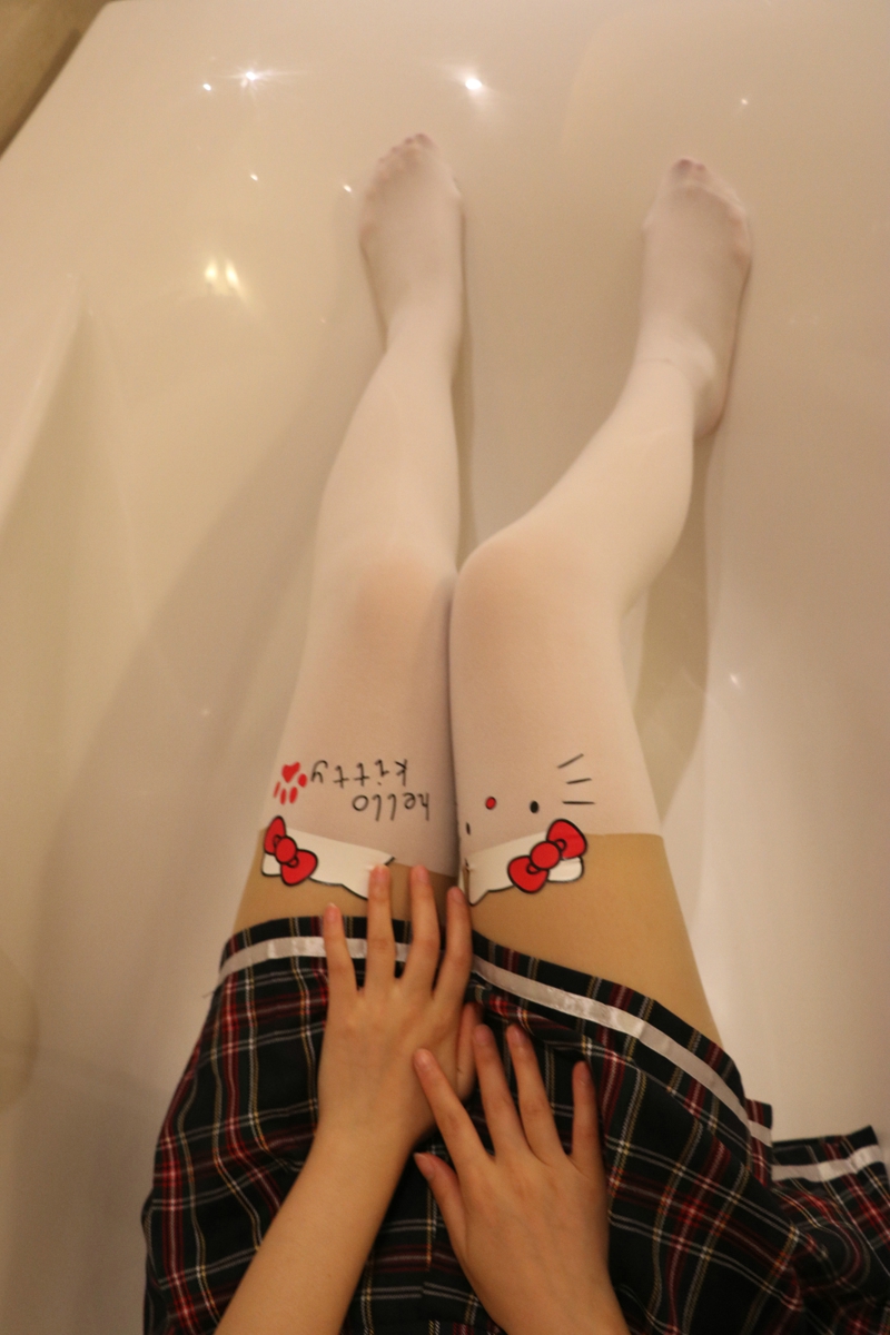 点击大图看下一张：小图妹浴室卡通袜可爱美腿养眼十足