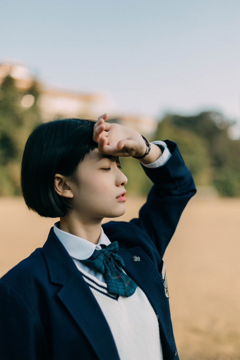 点击大图看下一张：日系短发学生装女学生操场甜美阳光写真