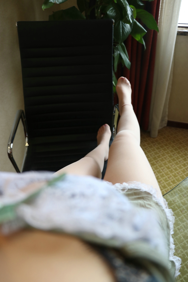 点击大图看下一张：小图妹办公桌上的美腿丝袜妖娆诱惑写真