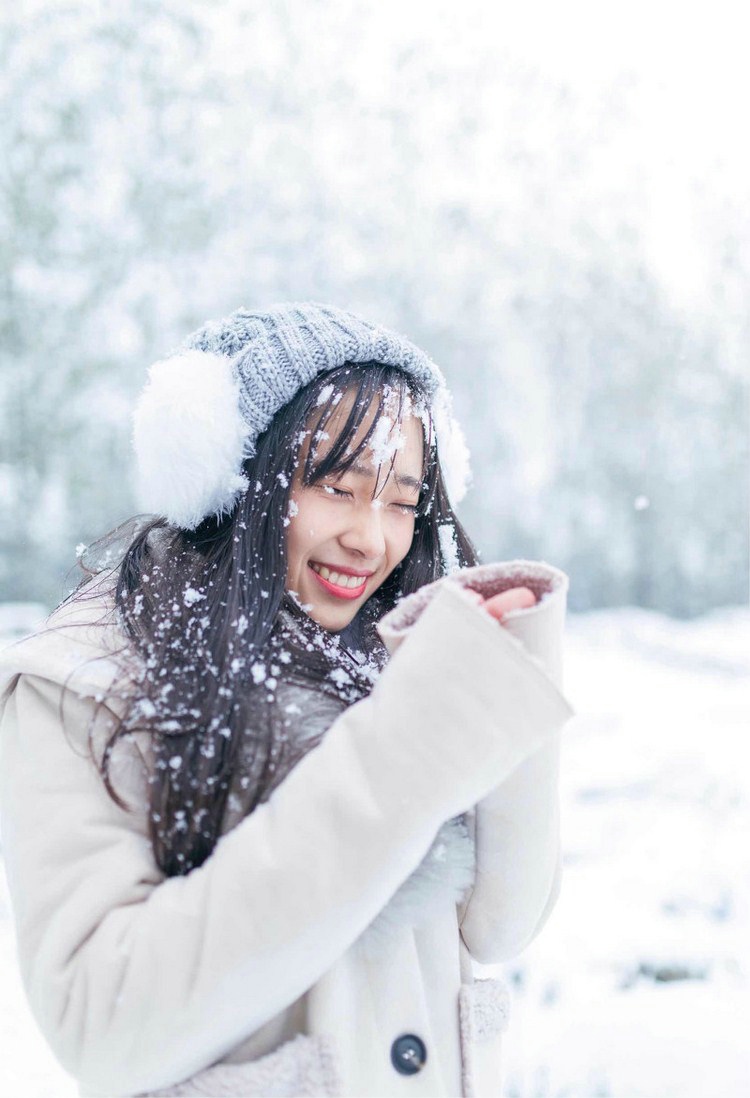 点击大图看下一张：雪中有佳人等放晴阳光温馨迷人写真