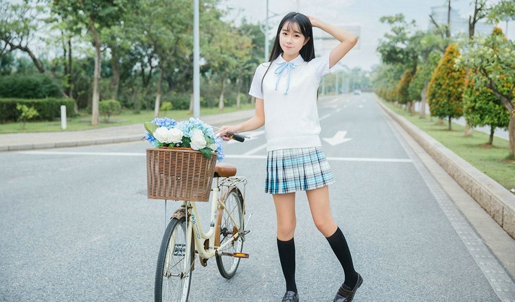 点击大图看下一张：清纯女孩超短裙单车户外甜美温馨迷人写真