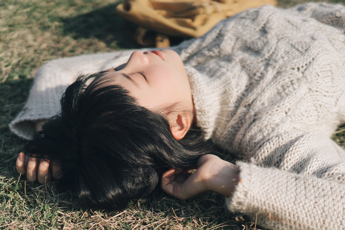 点击大图看下一张：清纯短发美女学生阳光清新活力十足