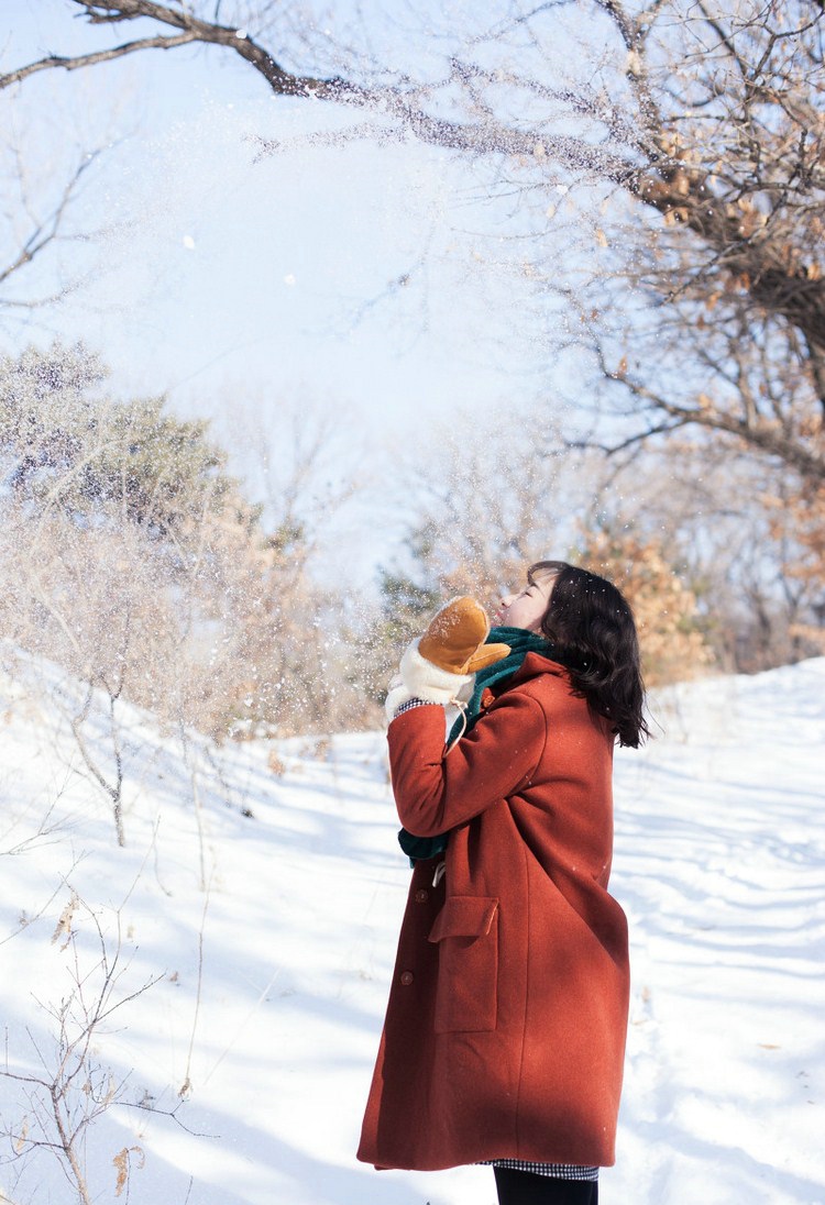 点击大图看下一张：雪地里的可爱小精灵阳光温馨甜美动人