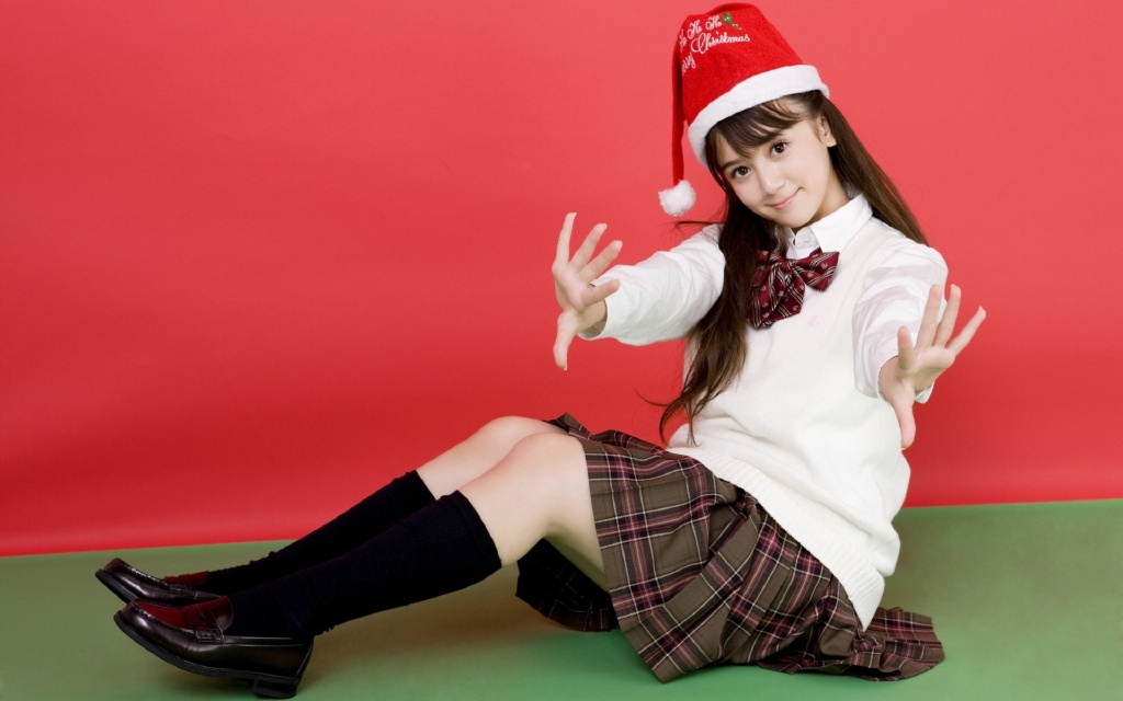 点击大图看下一张：可爱型美女高中生圣诞天么清纯制服写真