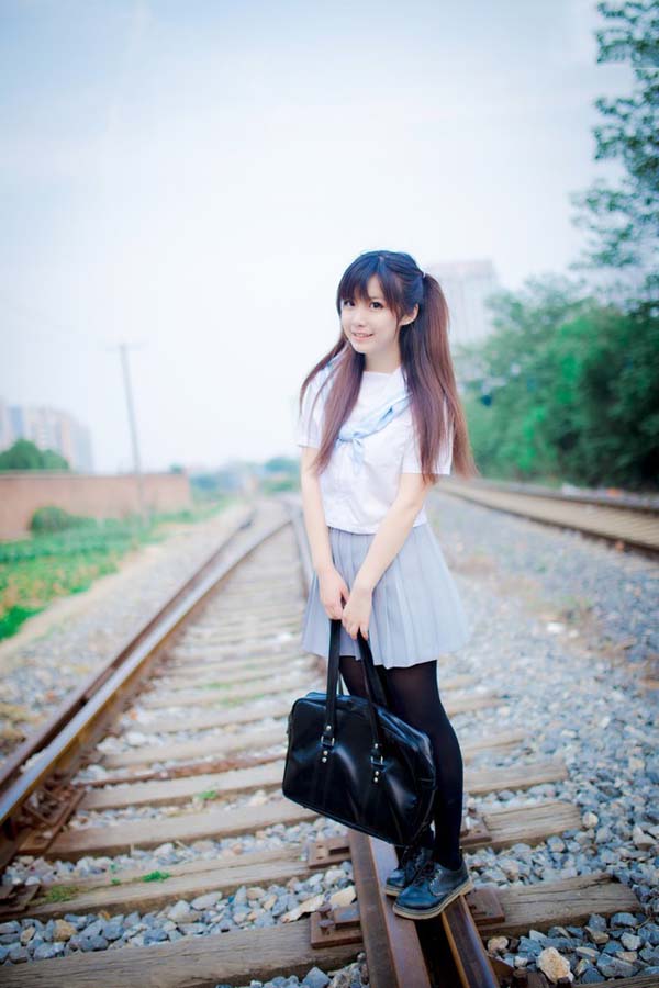 点击大图看下一张：双马尾美女萝莉铁路制服写真清纯动人