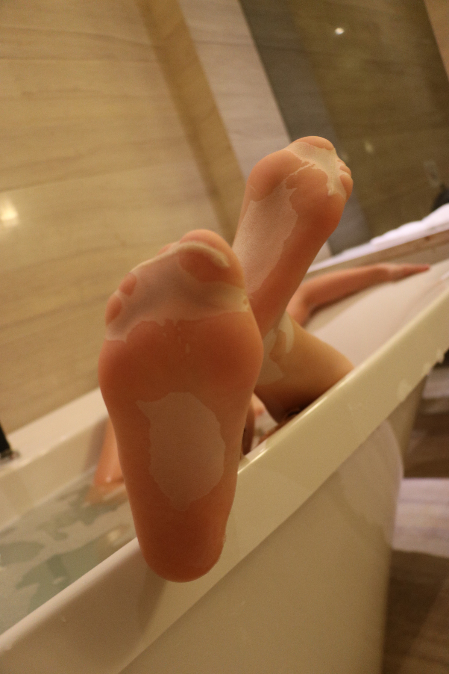 点击大图看下一张：小图妹浴室里的丝袜裸足湿身诱惑写真