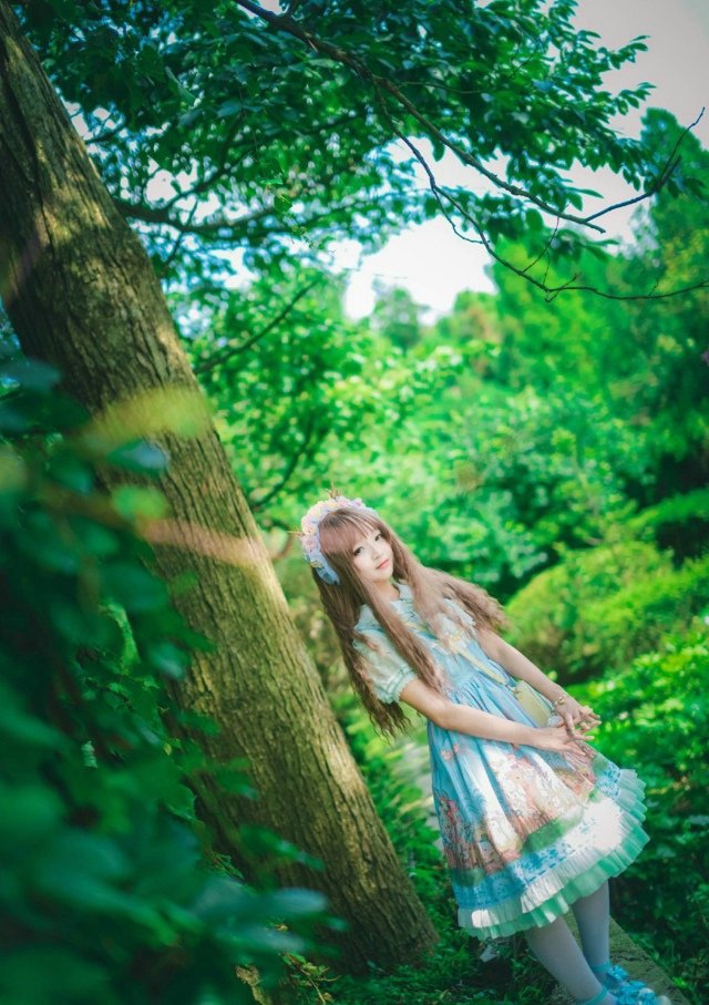 点击大图看下一张：森系少女户外公主裙甜美美清新迷人写真