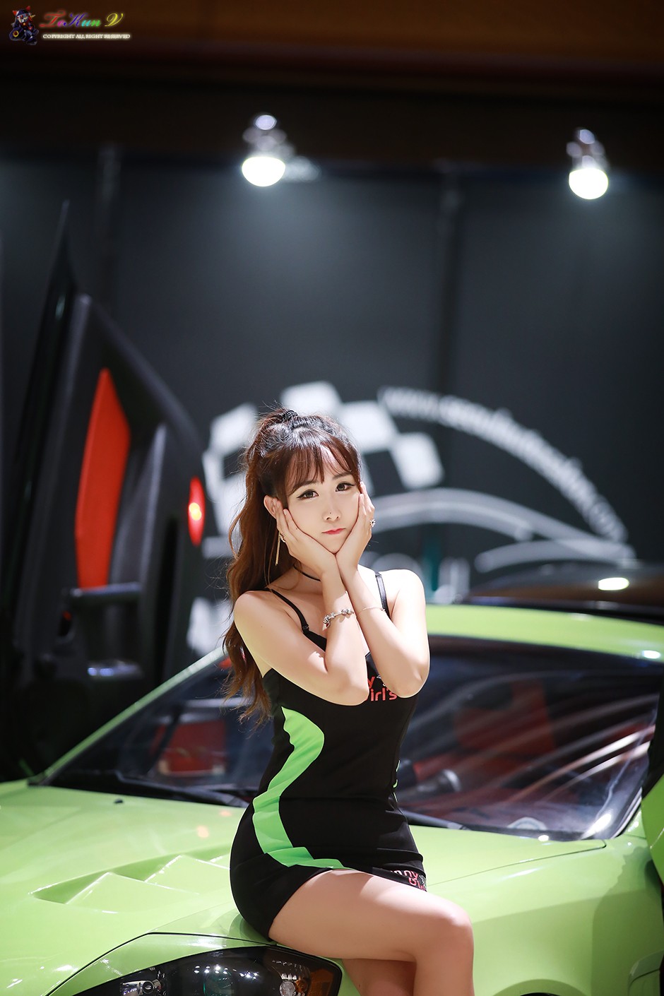 点击大图看下一张：韩国娇艳性感车模写真短裙极致诱惑写真