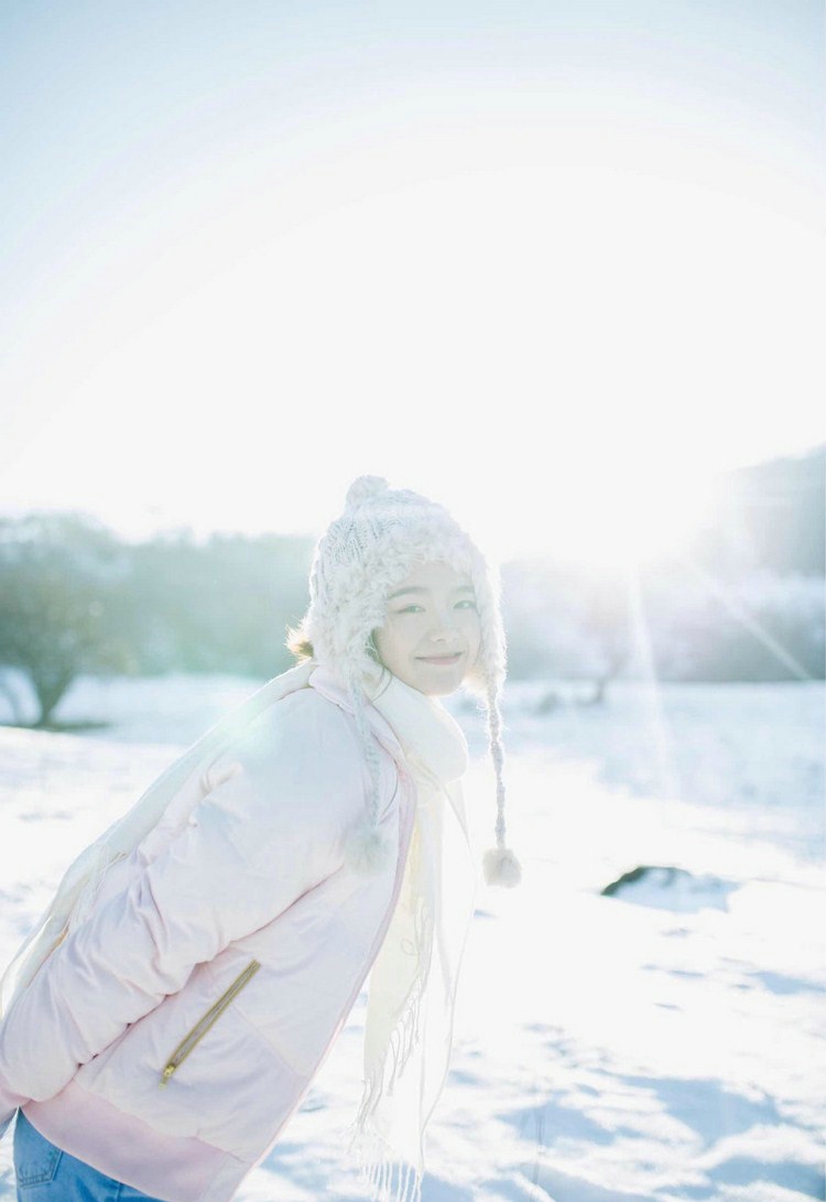 点击大图看下一张：冬季清纯少女阳光温馨迷人诱惑写真
