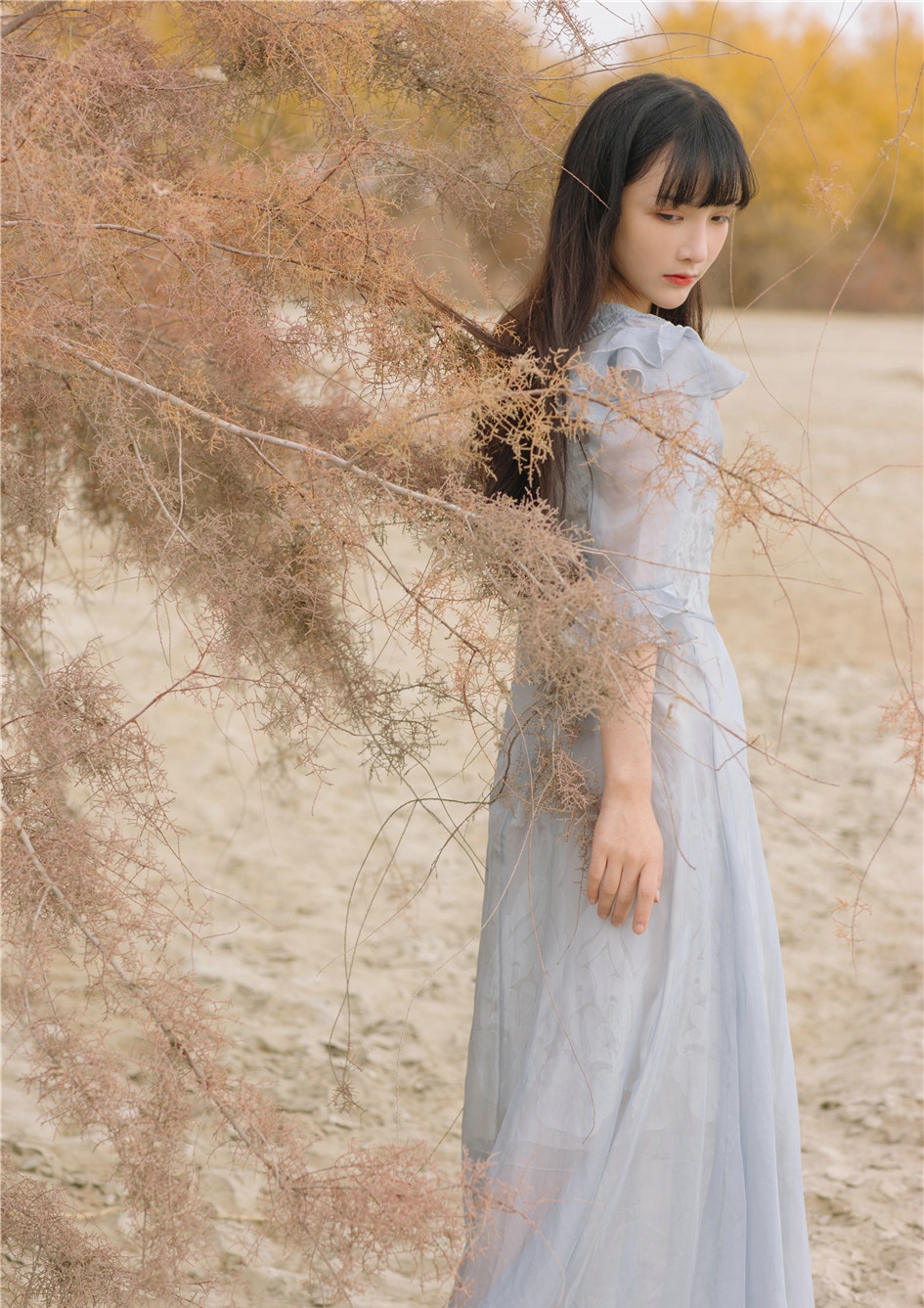 点击大图看下一张：清新美女连衣裙沙漠之旅阳光迷人写真