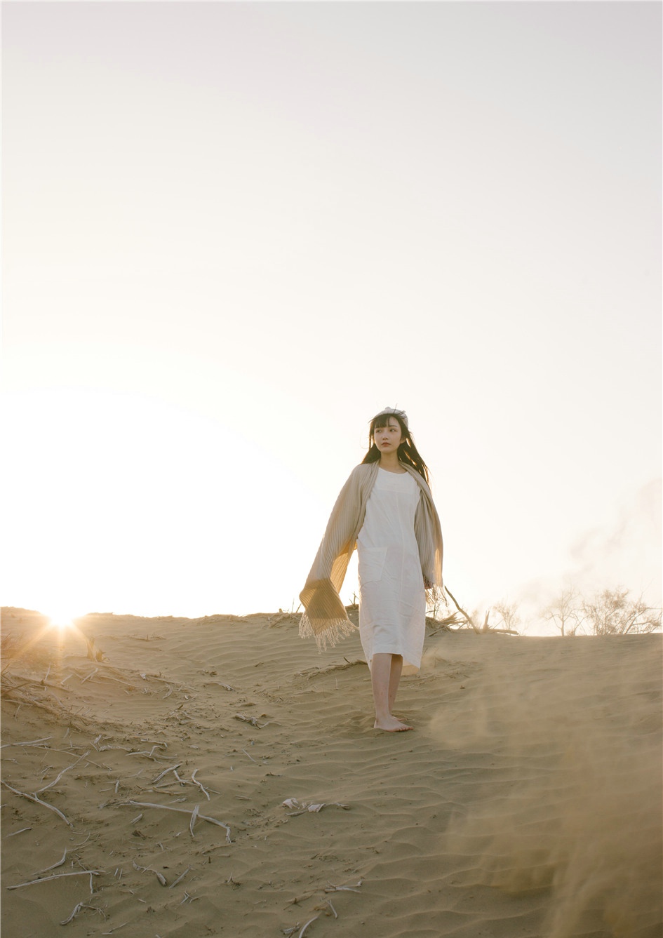 点击大图看下一张：沙漠之中的清纯阳光少女温馨飘逸迷人写真