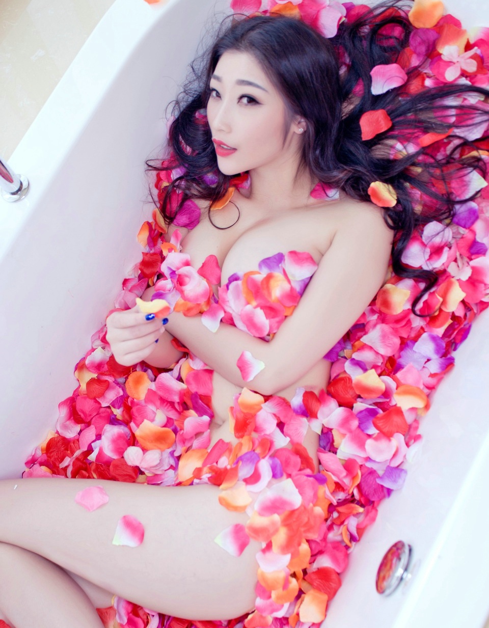 点击大图看下一张：花瓣裹身的美艳女郎妲己浴缸秀诱惑写真