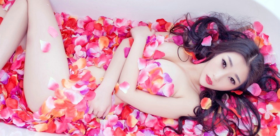 点击大图看下一张：花瓣裹身的美艳女郎妲己浴缸秀诱惑写真