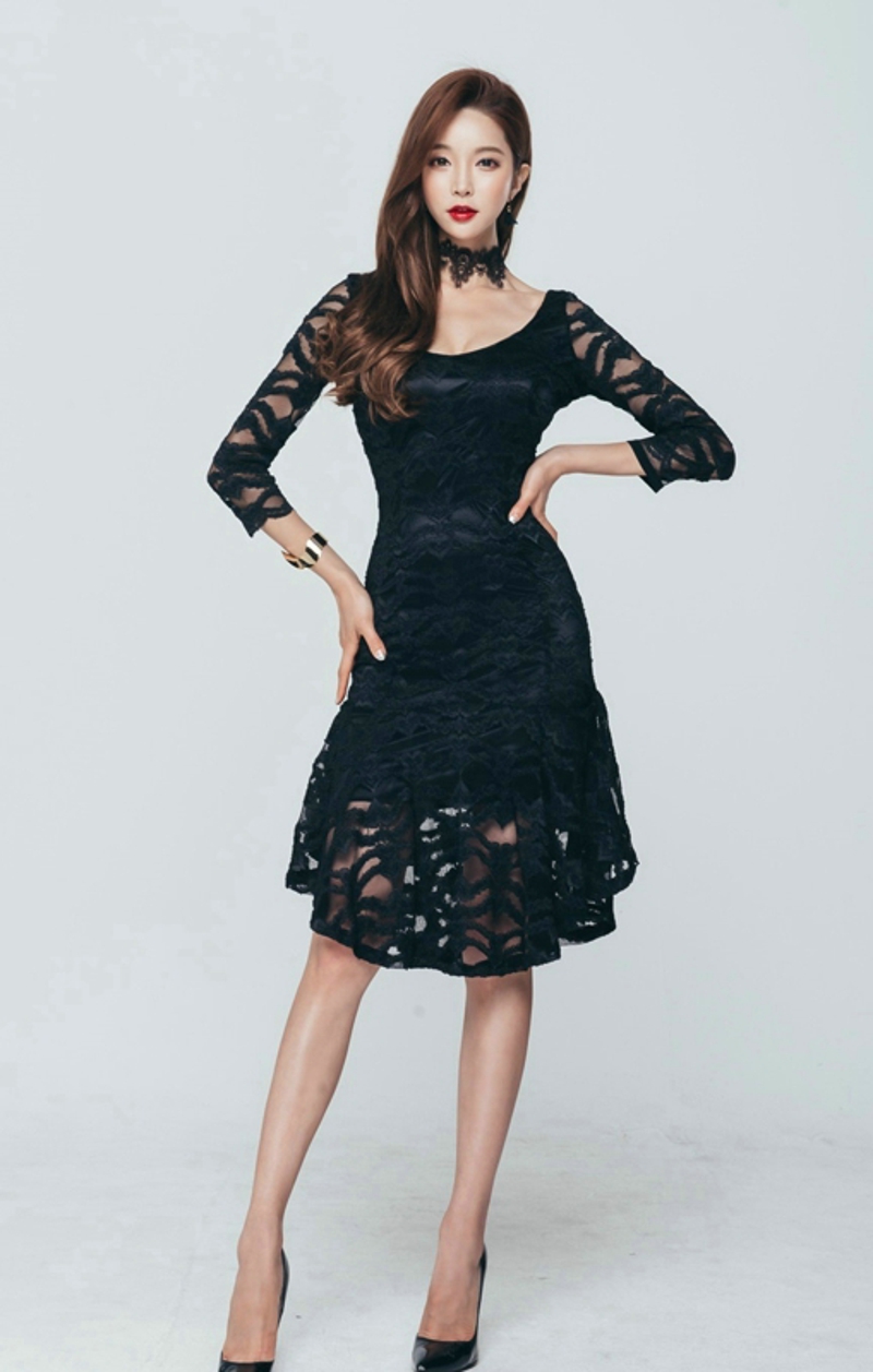 点击大图看下一张：黑纱美女模特黑色蕾丝裙端庄优雅