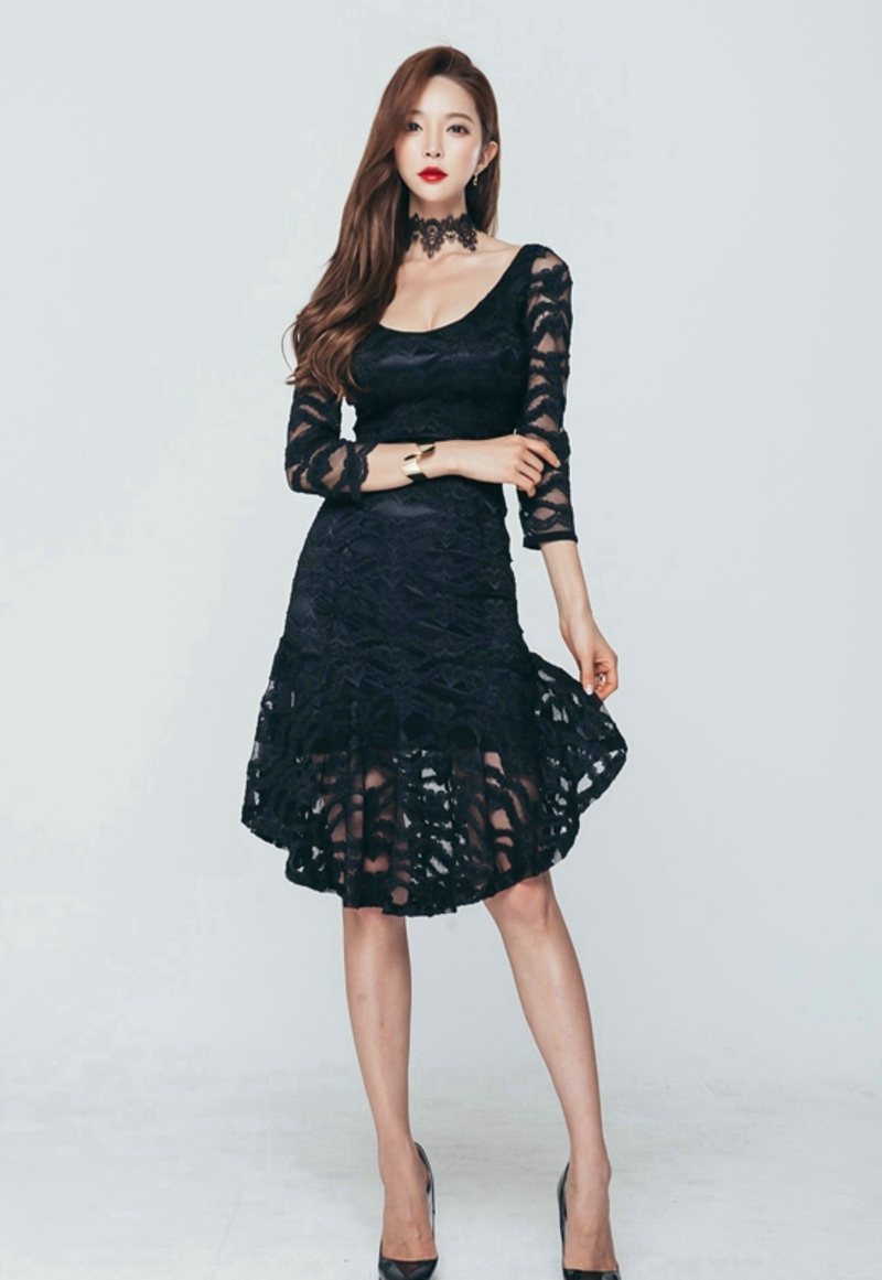 点击大图看下一张：黑纱美女模特黑色蕾丝裙端庄优雅