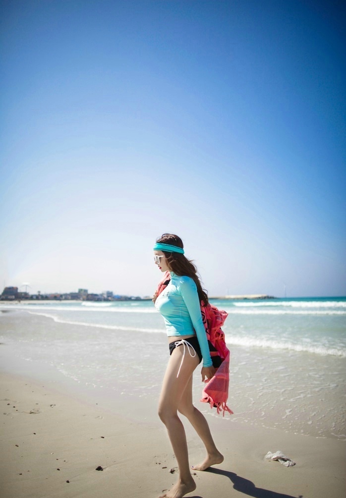 点击大图看下一张：蓝天白云下白嫩美女模特海边清凉夏日写真