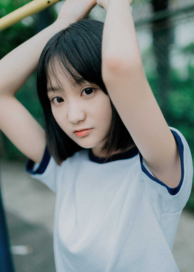 点击大图看下一张：日本短发清纯美少女操场外运动装甜美写真