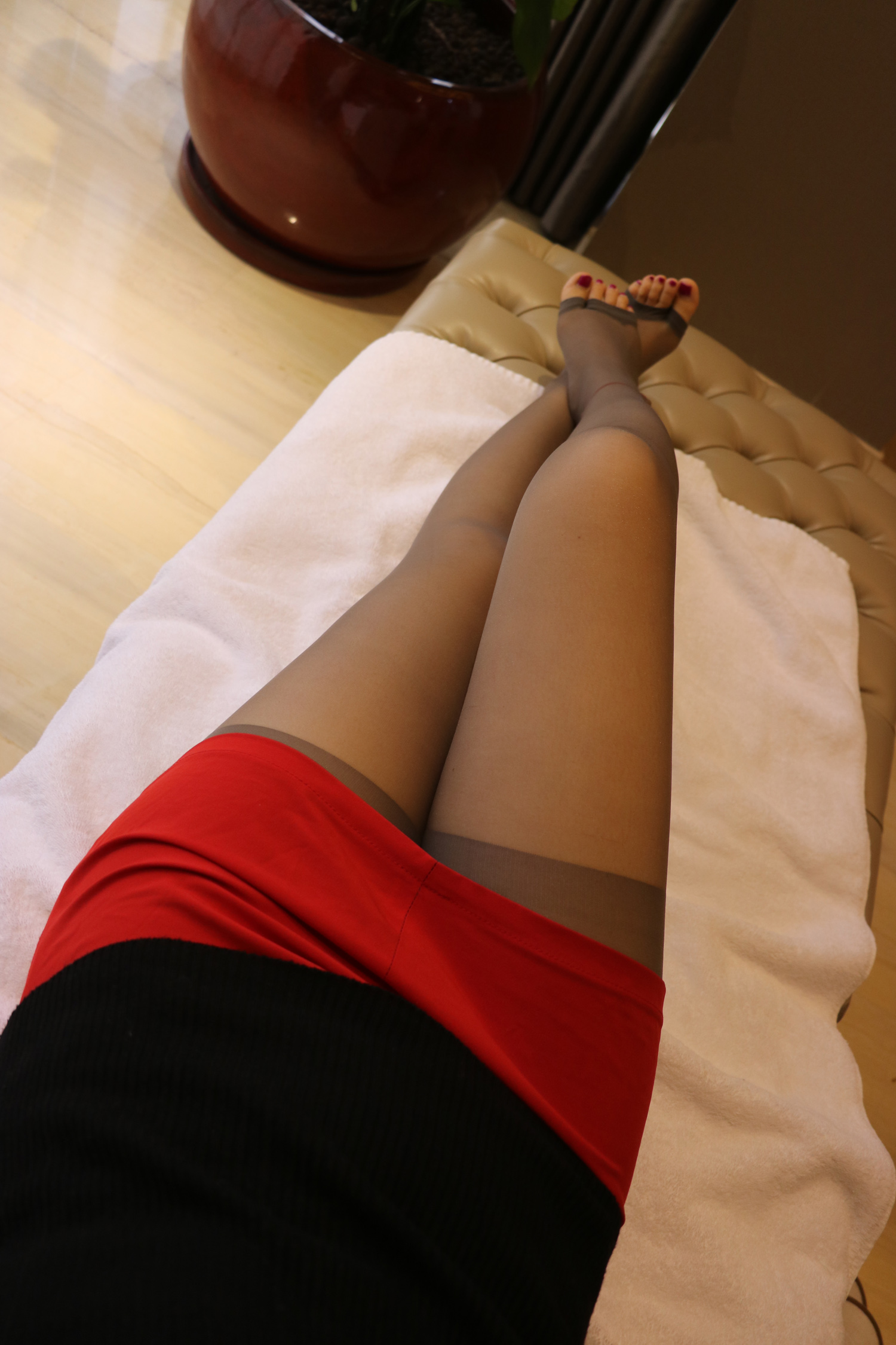 点击大图看下一张：小图妹私房露脚趾的灰色丝袜极致诱惑美腿写真