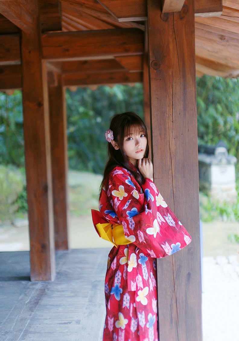 点击大图看下一张：日系少女粉嫩甜美和服写真清纯动人