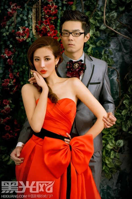 点击大图看下一张：那一抹红 婚纱摄影