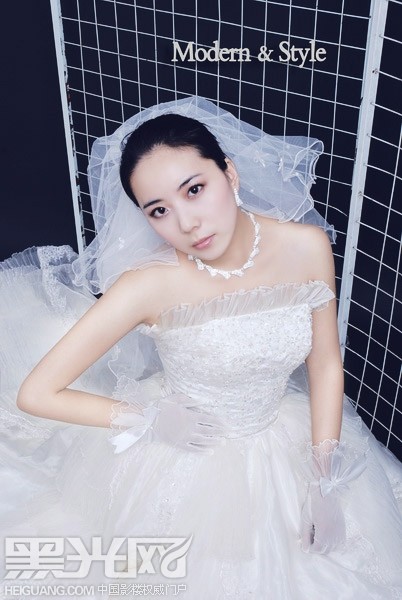 点击大图看下一张：冷色调的新娘 婚纱摄影