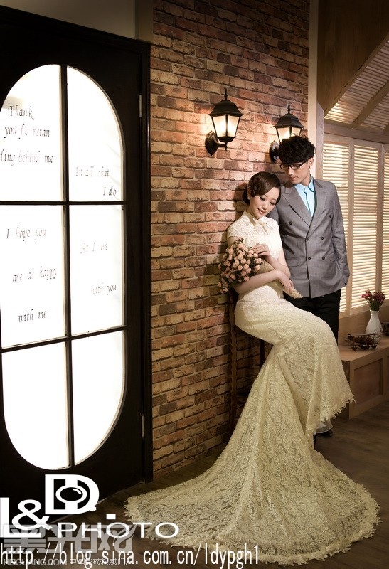 点击大图看下一张:窗韵 婚纱摄影