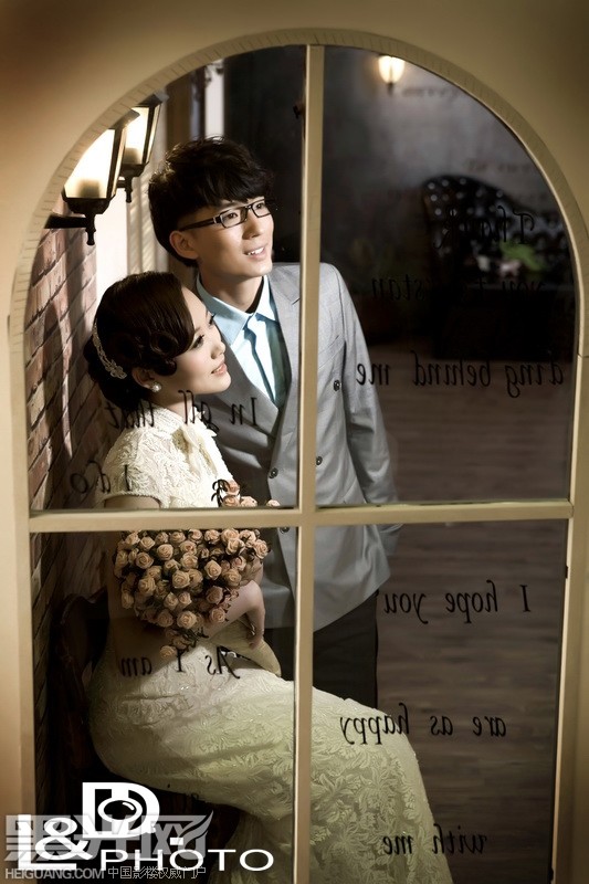 点击大图看下一张:窗韵 婚纱摄影