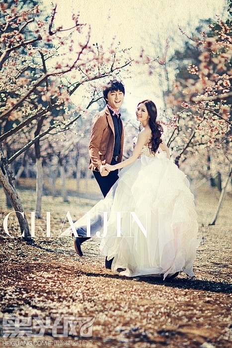 点击大图看下一张：春暖花开 婚纱摄影