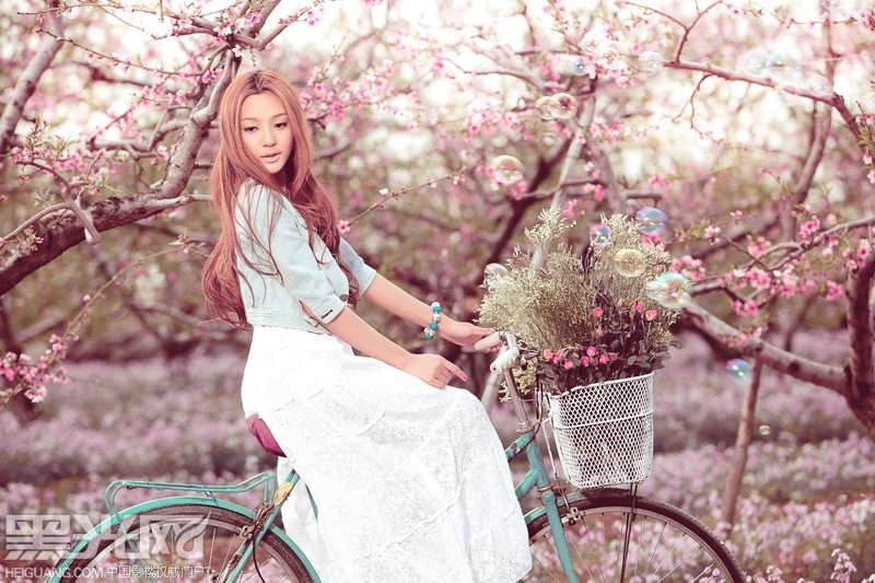 点击大图看下一张：落花纷飞的时候 婚纱摄影