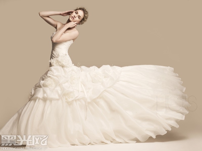 点击大图看下一张：唯美新娘 婚纱摄影