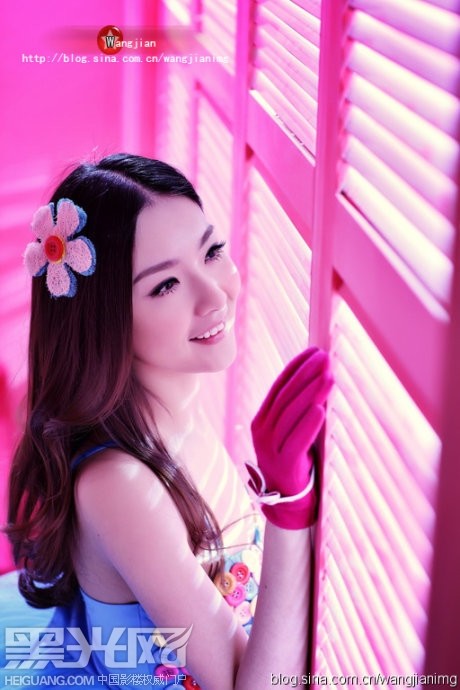 点击大图看下一张:撞“色” 婚纱摄影