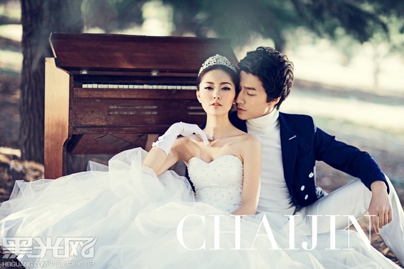 点击大图看下一张：恋人私语 婚纱摄影