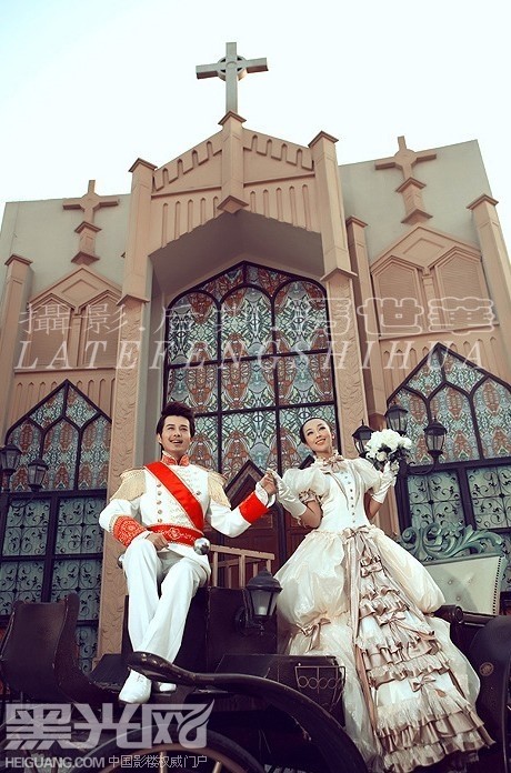 点击大图看下一张：皇家婚礼 婚纱摄影