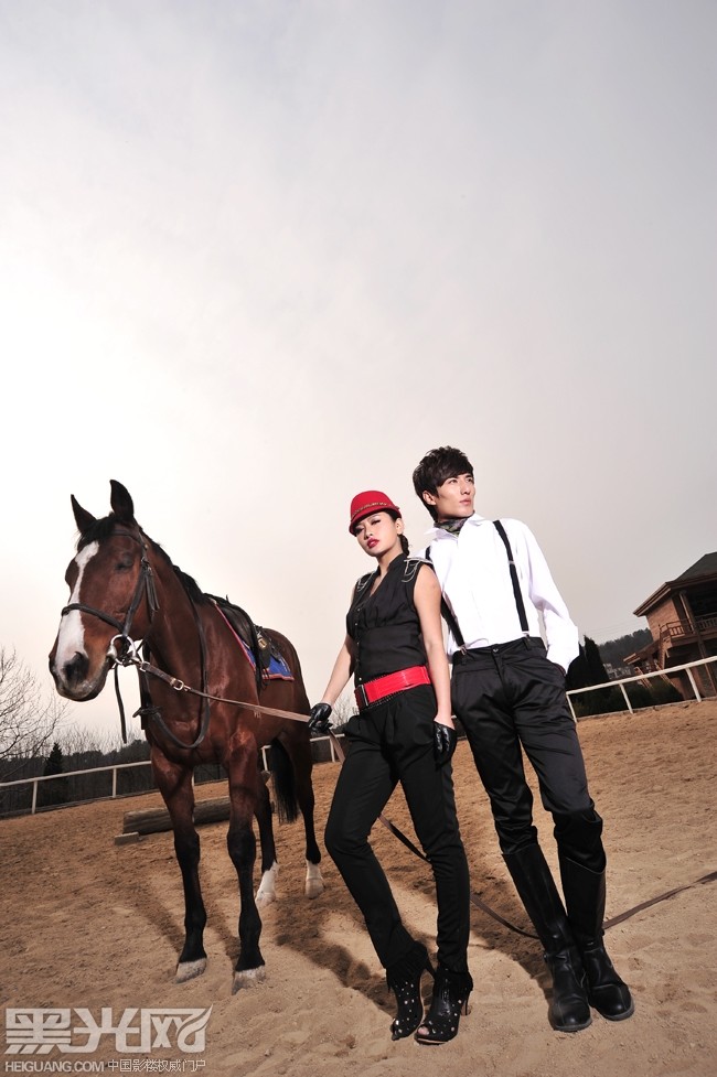 点击大图看下一张:驴警基地 婚纱摄影