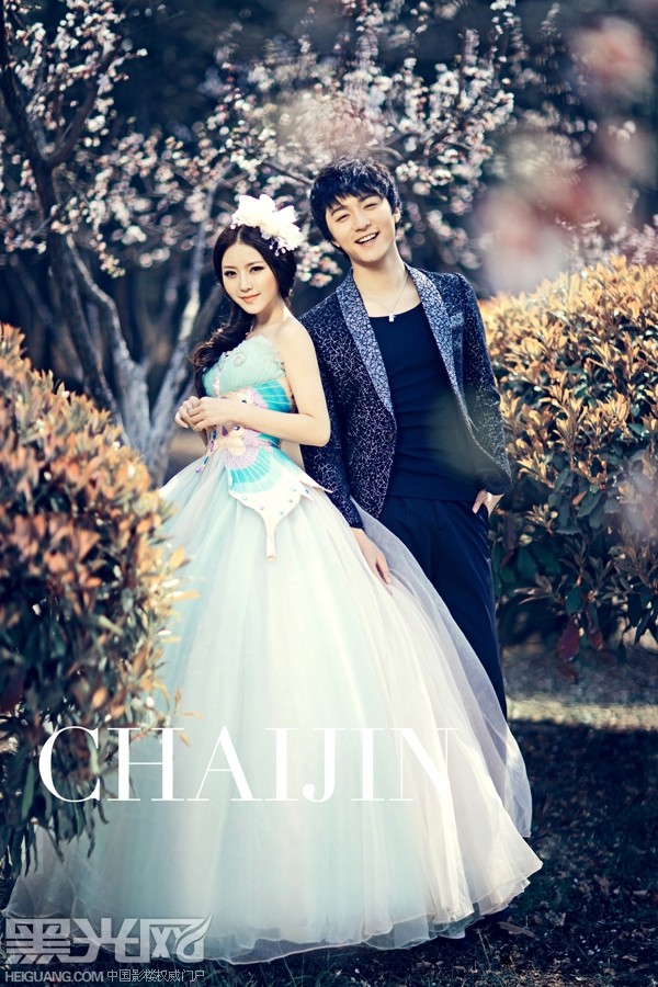 点击大图看下一张:恋人花季 婚纱摄影