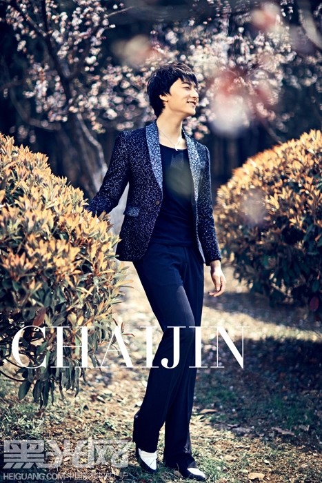 点击大图看下一张：恋人花季 婚纱摄影