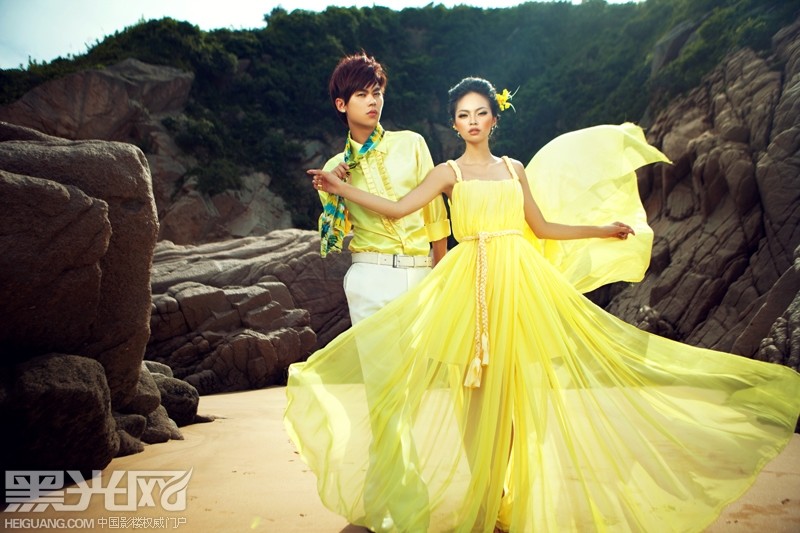 点击大图看下一张：裙角飞扬 婚纱摄影