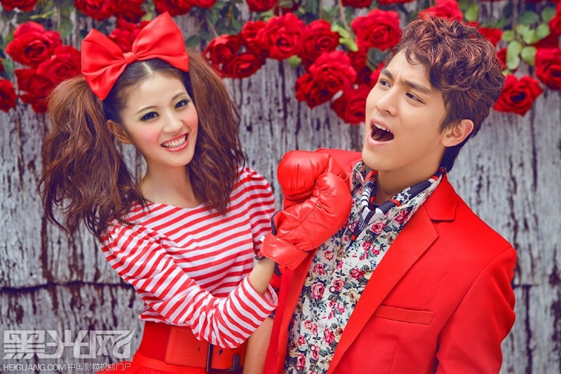 点击大图看下一张：快乐情侣 婚纱摄影