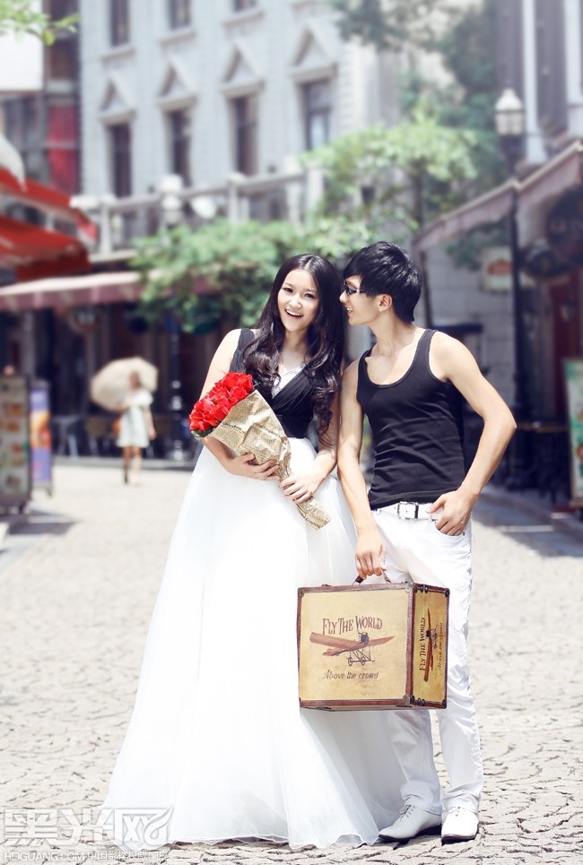点击大图看下一张：相约外滩 婚纱摄影