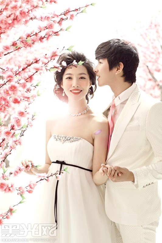 点击大图看下一张：桃花印 婚纱摄影