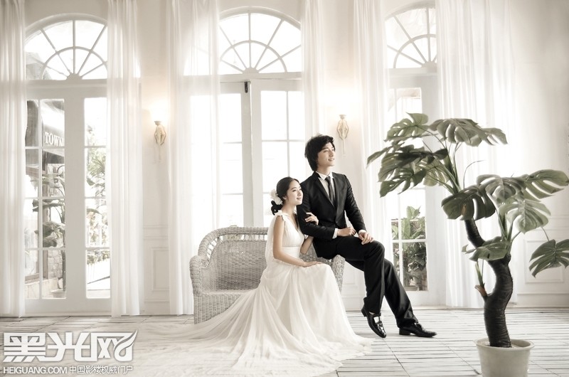 点击大图看下一张：纯色 婚纱摄影