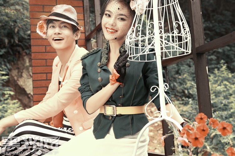 点击大图看下一张：蕾丝阿迪娜 婚纱摄影