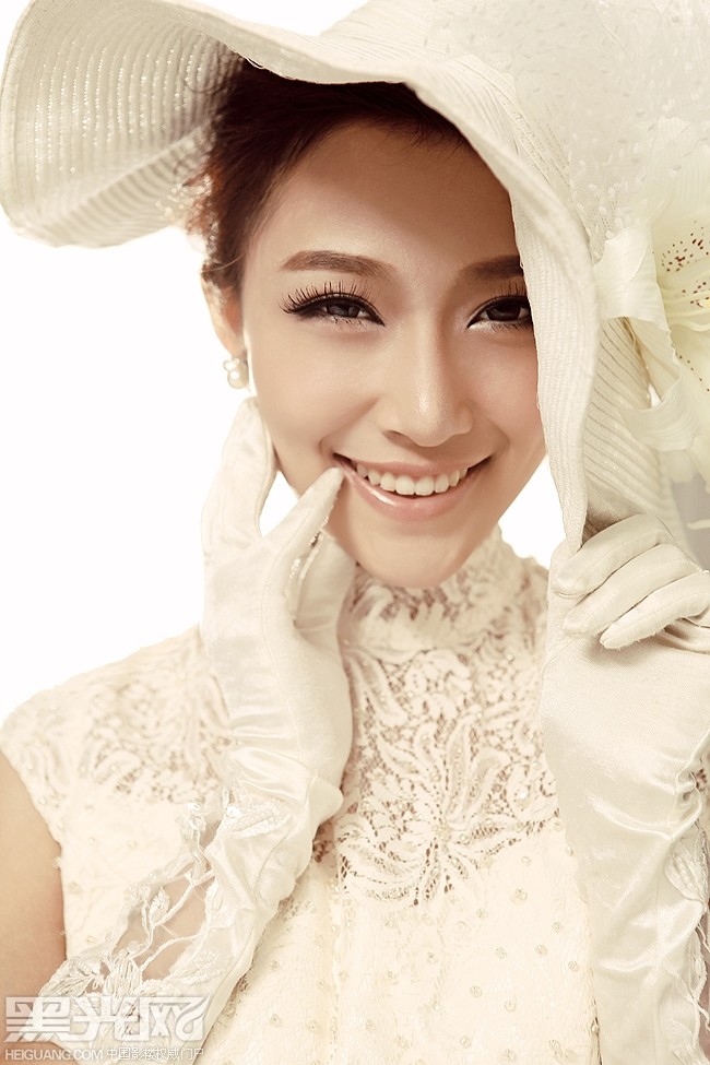 点击大图看下一张：白色圆舞曲 婚纱摄影