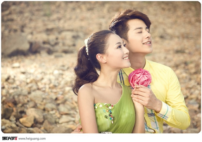 点击大图看下一张：爱在深秋 婚纱摄影