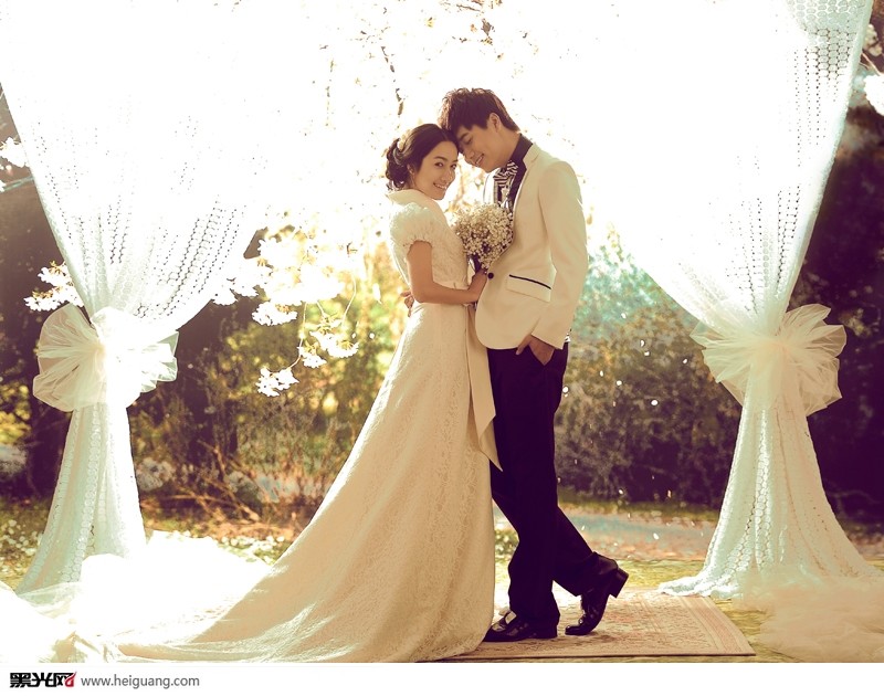 点击大图看下一张：暖暖阳光 婚纱摄影