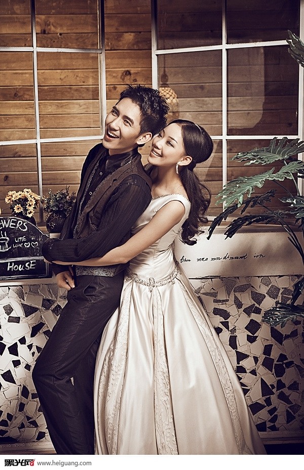 点击大图看下一张：小小咖啡屋 婚纱摄影