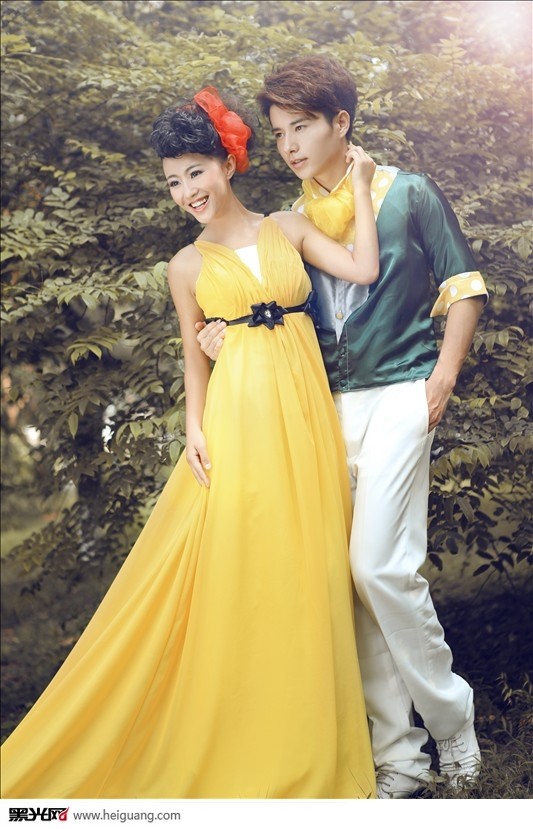 点击大图看下一张：情深深爱浓浓 婚纱摄影