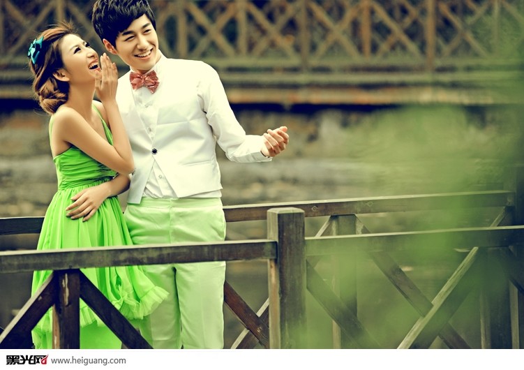 点击大图看下一张：深秋之恋 婚纱摄影